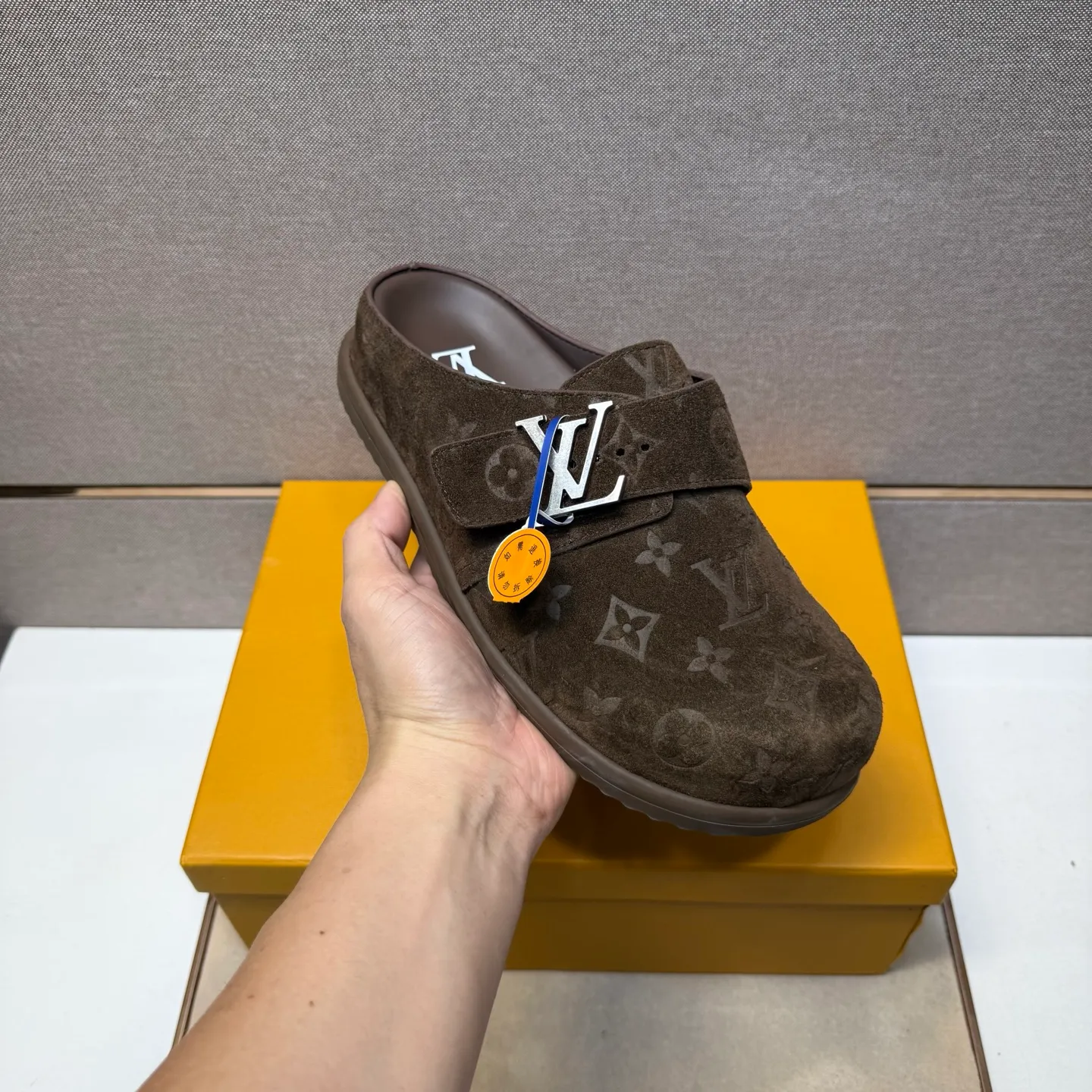Men's men's shoes 💰pp540 [LV～] Men's casual half slippers 2025z cabinet sales simultaneously 🔶Size: 39-44 #️⃣ 🔷4 colors🔜The upper is made of multi-material splicing ➕Genuine leather lining, comfortable and breathable, sole: original comfortable and wear-resistant outsole, ⚠️Real thing📱Photographed🎬The real thing is better📢📢📢